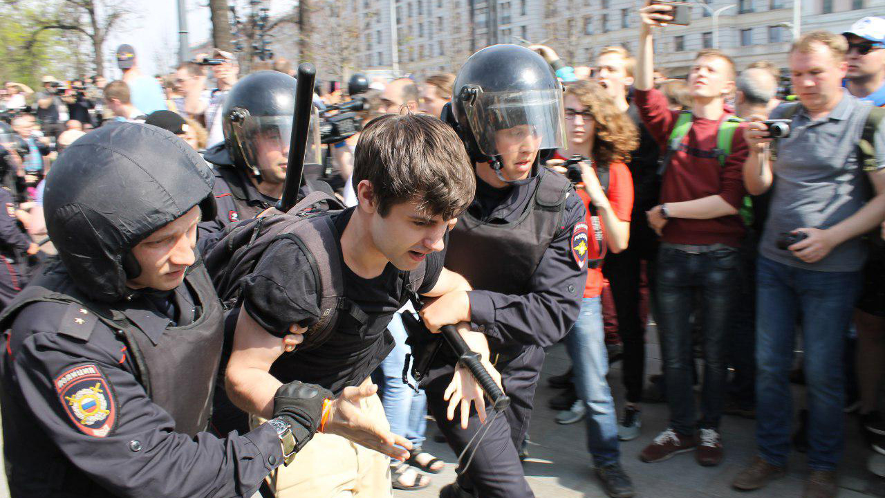 Пропускать массовый. Участие в беспорядках. Протестный подросток. Полиция и молодежь. Участие в массовых беспорядках.